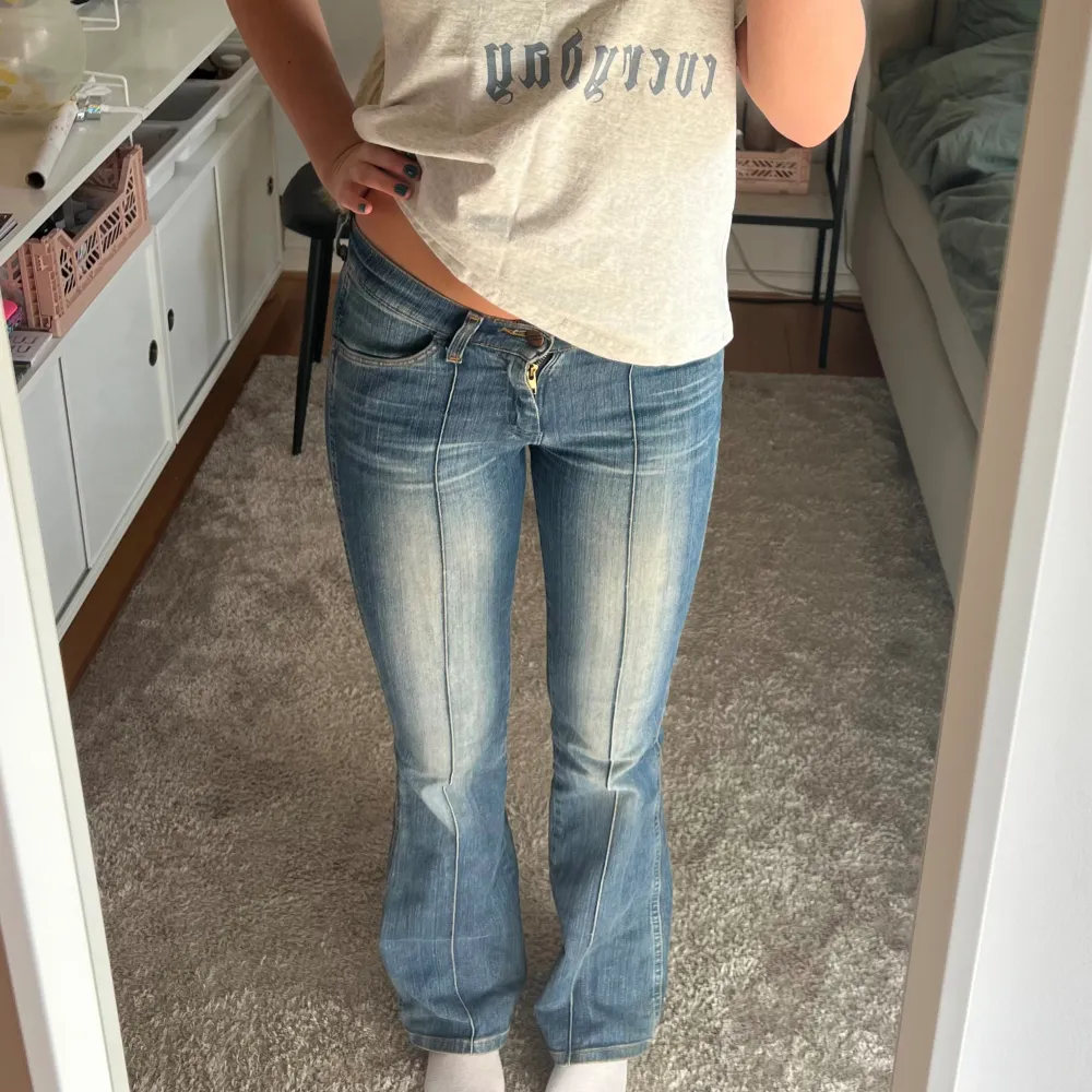 As snygga jeans me coola detaljer, de är från wrangler och i storlek S. Jag är 173 för referens💘. Jeans & Byxor.