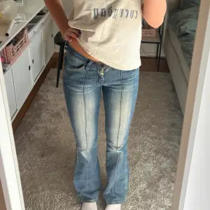 As snygga jeans me coola detaljer, de är från wrangler och i storlek S. Jag är 173 för referens💘