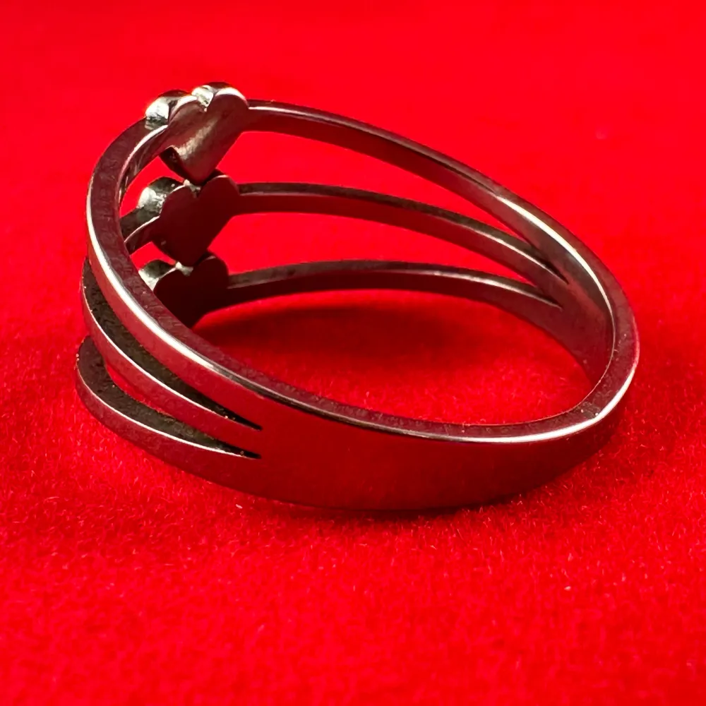 En ring i rostfritt stål med en diameter på ca 18 mm. . Accessoarer.