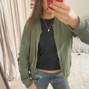 Grön bomber jacka  - Så najs bomber jacka från brandy Melville!!  Är storlek S men passar även xs och m beroende på hur man vill att den ska sitta 💗💗 inga defekter!!!
