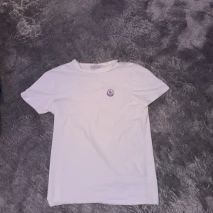 Moncler tshirt - Hej säljer min moncler T-shirt pgr av för liten storlek helt klart äkta köpt på moncler ordinarie pris 2800 skick: 9-10 Hoppas ni köper hejdå 🙌går ner i pris 👍möts helst bara upp i nacka forum