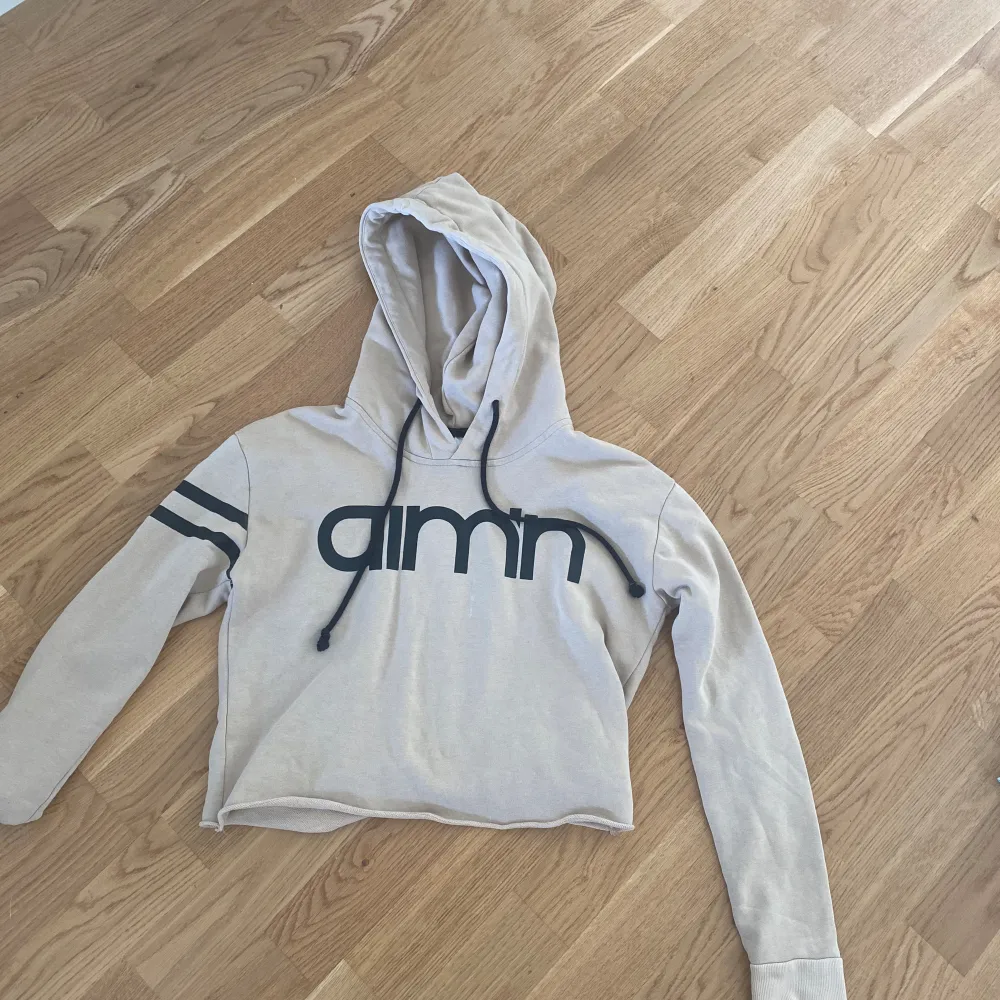 As snygg träningshoodie från Aim’n  Helt oanvänd, nyskick, funkar även as bra som vardagshoodie eller vad som helst  . Hoodies.