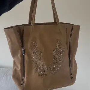 Snyggaste bruna eternel väskan med änglavingar på❣️använd så finns vissa slitningar (t.ex bild 5), därav pris!! ord pris 500-600 kr