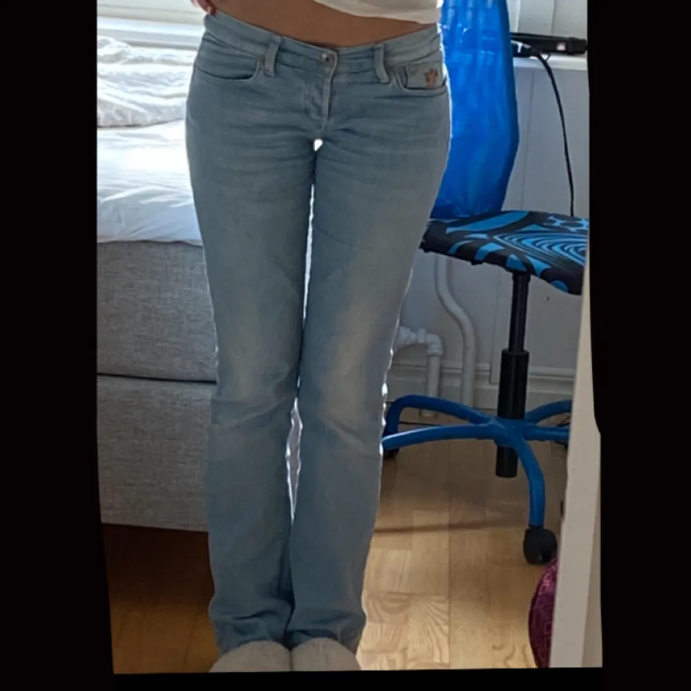 Skit snygga ljusblåa lågmidjade jeans! Jag är 170 ish och dom passar bra i längden👌 skriv för fler bilder eller för frågor❤️😁 kan mötas upp. Jeans & Byxor.