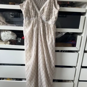 Blommig Långklänning  - Blommig långklänning i storlek M🤍 Använd 2 gånger. 500 kr men kom med egna prisförslag! 