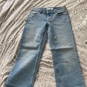 Jätte låga jeans från carlings  Aldrig använda för att de är för stora. det står xs men de passar mer typ s eller m. Köpte för 699