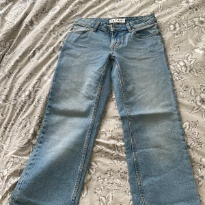 Lowrise jeans - Jätte låga jeans från carlings  Aldrig använda för att de är för stora. det står xs men de passar mer typ s eller m. Köpte för 699