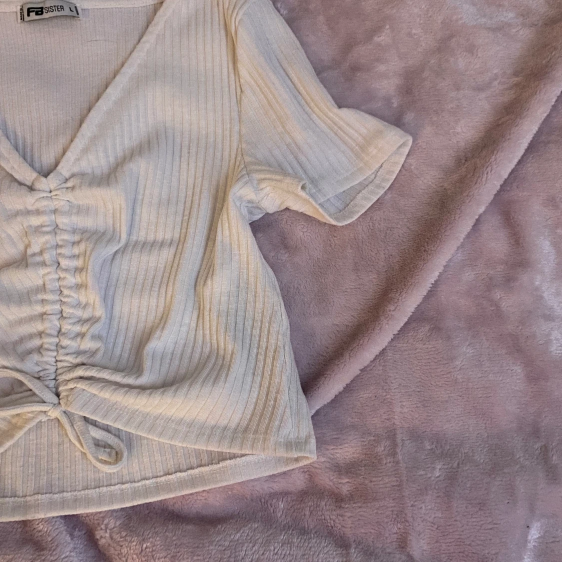 Vit topp med knytdetalj<3 - 91