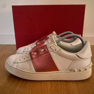 Säljer nu dessa fräcka valentino open sneakers i rosa metallic färg | Storlek 37,5 | Bra skick | Endast skorna ingår | Hör av er vid frågor eller vid funderingar