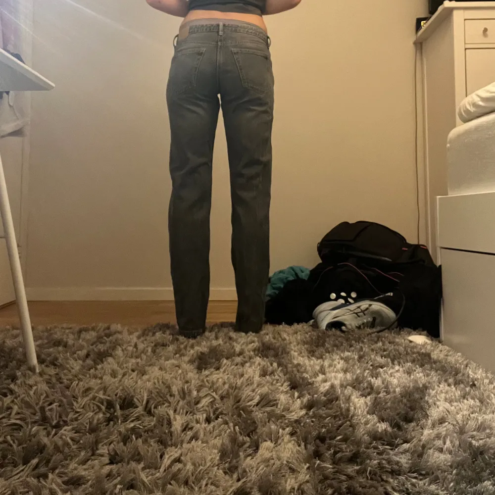 gråa lågmidjade raka jeans från weekday i modell Arrow. Storlek 27/34, passar i längden på mig som är 180 men lite små i midjan . Jeans & Byxor.