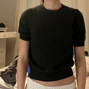 Stickad tshirt - Stickad tshirt från Sellpy, knappt använd. Gråmelerat tyg. Säljer för den är lite liten för mig 