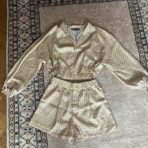 Set zara - Ett sett från zara, köp för flera år sedan men endast använt ett fåtal gånger!! 