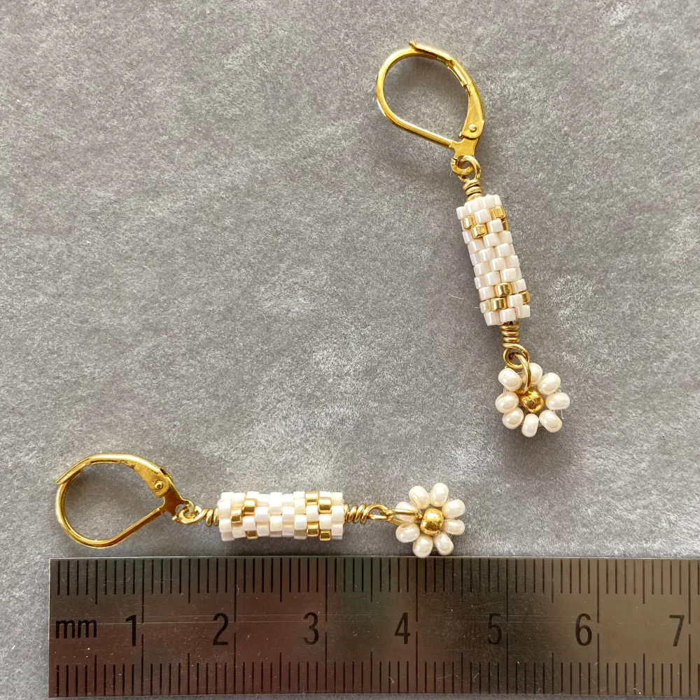 Hand-stitched tubes and hand-woven daisy flowers.  Materials: Japanese beads (Miyuki, Toho), Czech beads (Europe), brass öronkrokar. Accessoarer.