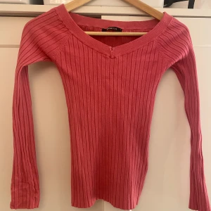 off shoulder tröja  - off shoulder tröja från gina, har ett hål som syns på första bilden men är lätt att laga, jag hata bara inte haft ork