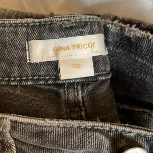 Säljer mina gråa Bootcut jeans som är lågmidjade och är från Gina Young då de inte kommer till användning längre. Kontakta för fler bilder❤️