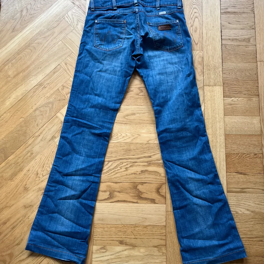 Lågmidjade utsvängda Wrangler jeans i strl 27/32! Kom privat vid fler frågor🩷. Jeans & Byxor.