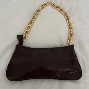 zara väska - Säljer denna zara väskan som inte är min stil längre.☺️