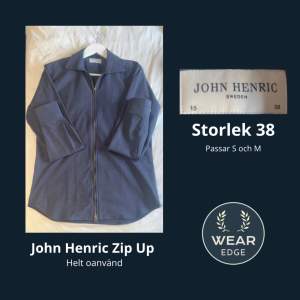 John Henric Zip Up.  Stilren Zip Up i blå färg.  Köp sker helst via Plick.  Skicka ett meddelande vid funderingar.