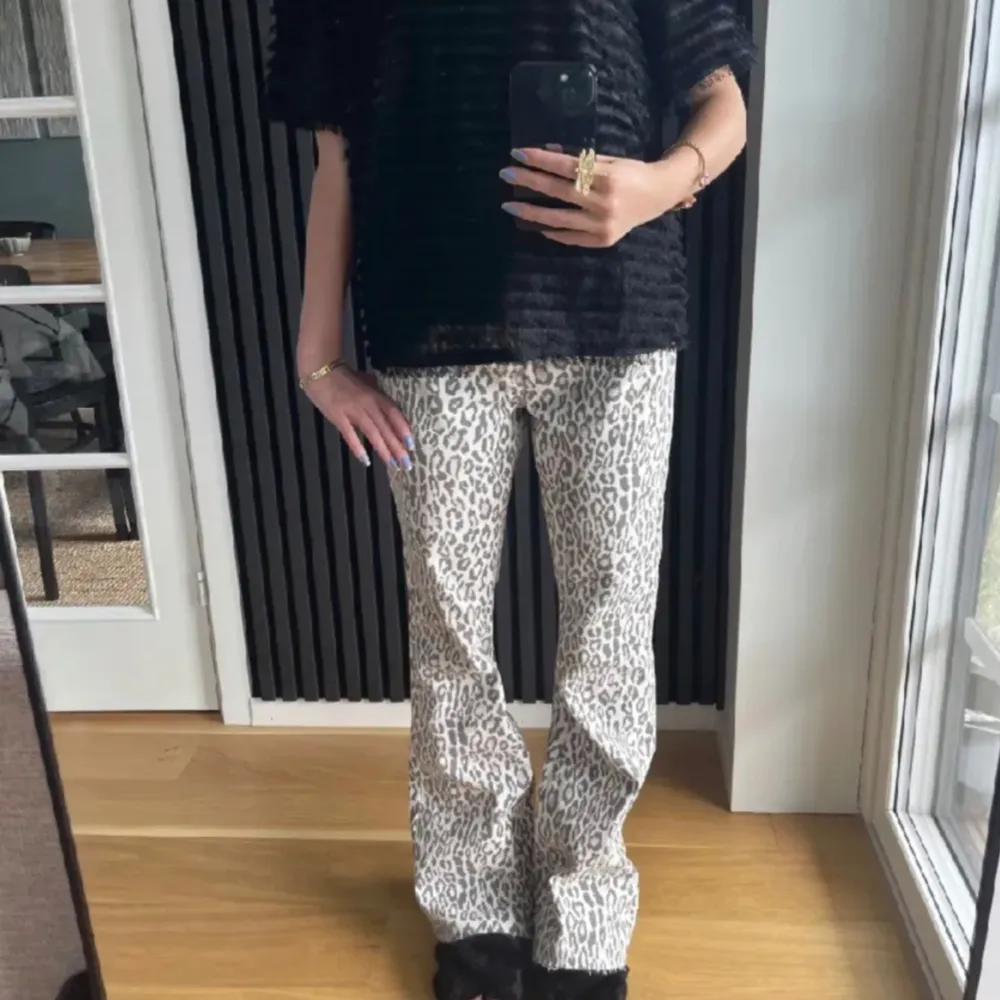 Säljer nu mina sjukt snygga och eftertraktade leopard jeans! Innerbensmått: 78 Midjemått: ca 33💌 Budaaaa!!! ( bilderna på är lånade). Jeans & Byxor.