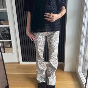 Säljer nu mina sjukt snygga och eftertraktade leopard jeans! Innerbensmått: 78 Midjemått: ca 33💌 Budaaaa!!! ( bilderna på är lånade)