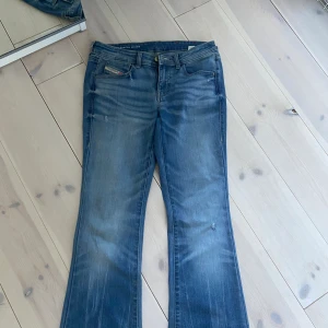 Diesel jeans - Säljer mina diesel jeans som är i storlek 14y barn. Passar mig som vanligtvis har storlek w28 i andra diesel jeans, har även resår så man kan göra midjan större eller mindre! Super fint skick!🥰🥰
