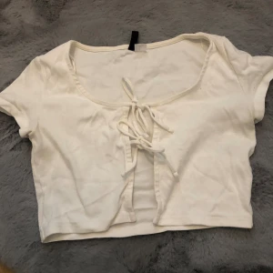 Simpel vit knuten topp - Använd fåtal gånger för länge sedan. Kan användas som en simpel tröja över något. Den är i storlek xs och är ganska kort