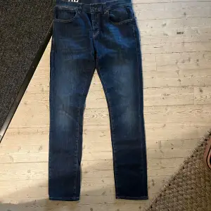Dondup Travis Slim fit jeans i färgen mörkblå. Storlek 30. Aldrig använda. Nypris 3700