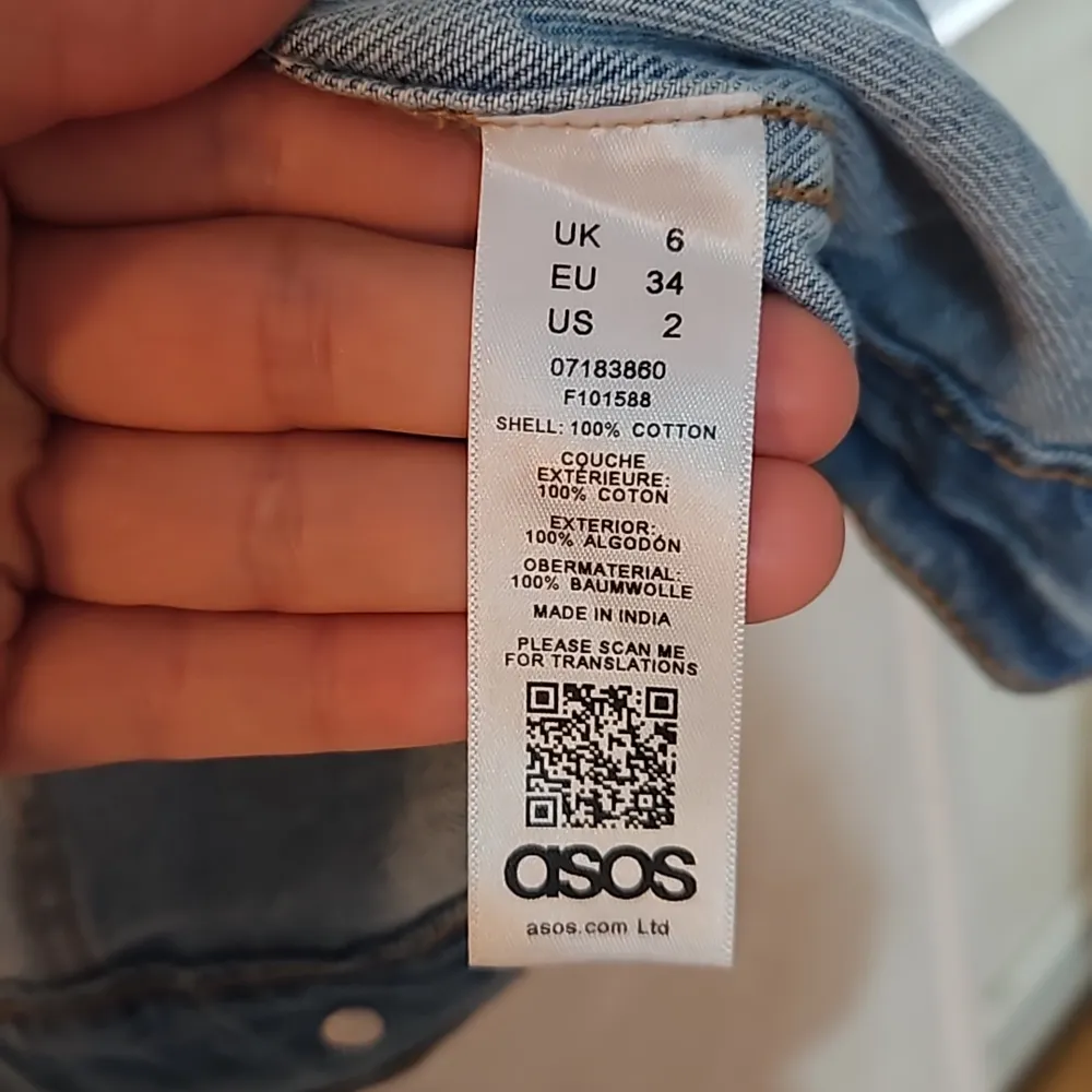 Säljer denna jätte jeansjackan ifrån asos! Perfekt nu till våren och i bra skick de är i storlek 34. Takit.