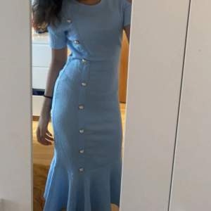 Sjukt fin ljusblå fest klänning , använd en gång bara och är i jätte bra skick💗 