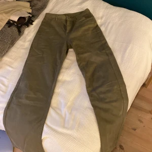 Mörkgröna jeans - Snygga mörkgröna jeans som är för små för mig