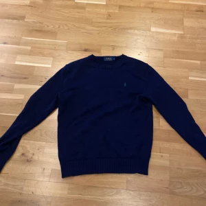 Polotröja  - Stickad polotröja, skick 9/10 använd typ 1 gång