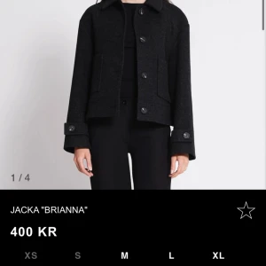 Lager 157  kappa ”Briana” i storlek M  - Använde den inte så mycket och storleken passar inte mig längre. Kostar 400kr orginalt men säljer för 300kr. Pris kan diskuteras.