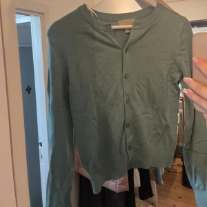 Kofta - Grön kofta från hm, nyskick använd nån gång