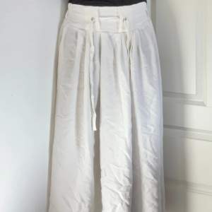 Super fin vit kjol som är en S/M. Den har endast använts en gång. Den är som ny och blir enkel att styla på sommaren🤍😍😍