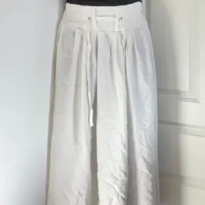 Super fin vit kjol som är en S/M. Den har endast använts en gång. Den är som ny och blir enkel att styla på sommaren🤍😍😍