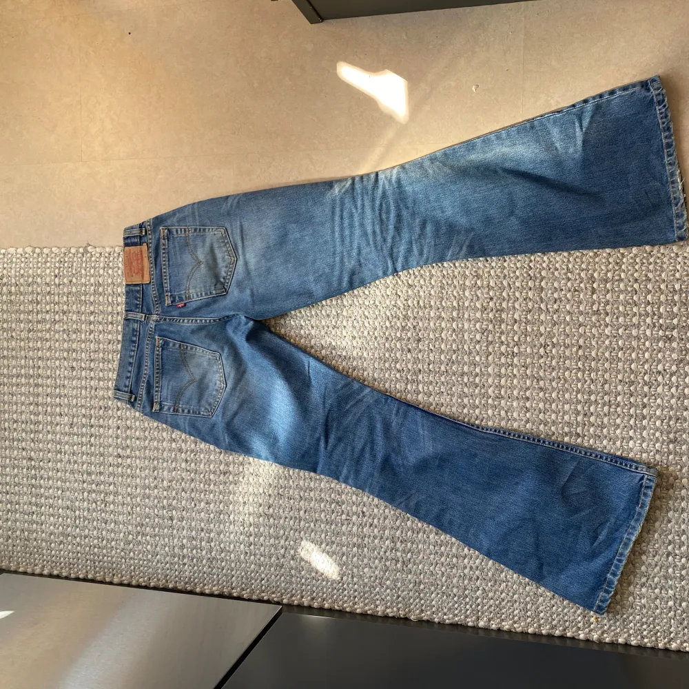 Supersnygga lågmidjade levis jeans som är bootcut !! Det är modellen 544. De är i storlek 28 / 34 , så typ xs / s .  Om man inte är så lång kan man ju såklart sy upp de💕 Perfekt ljusblå färg nu för våren!!. Jeans & Byxor.