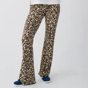 Gina Tricot tights i Leopard mönster!! Storlek S men är väääldigt stretchiga så passar även en M!❤️❤️ endast använda 1 gång! Jag är 172 cm lång!