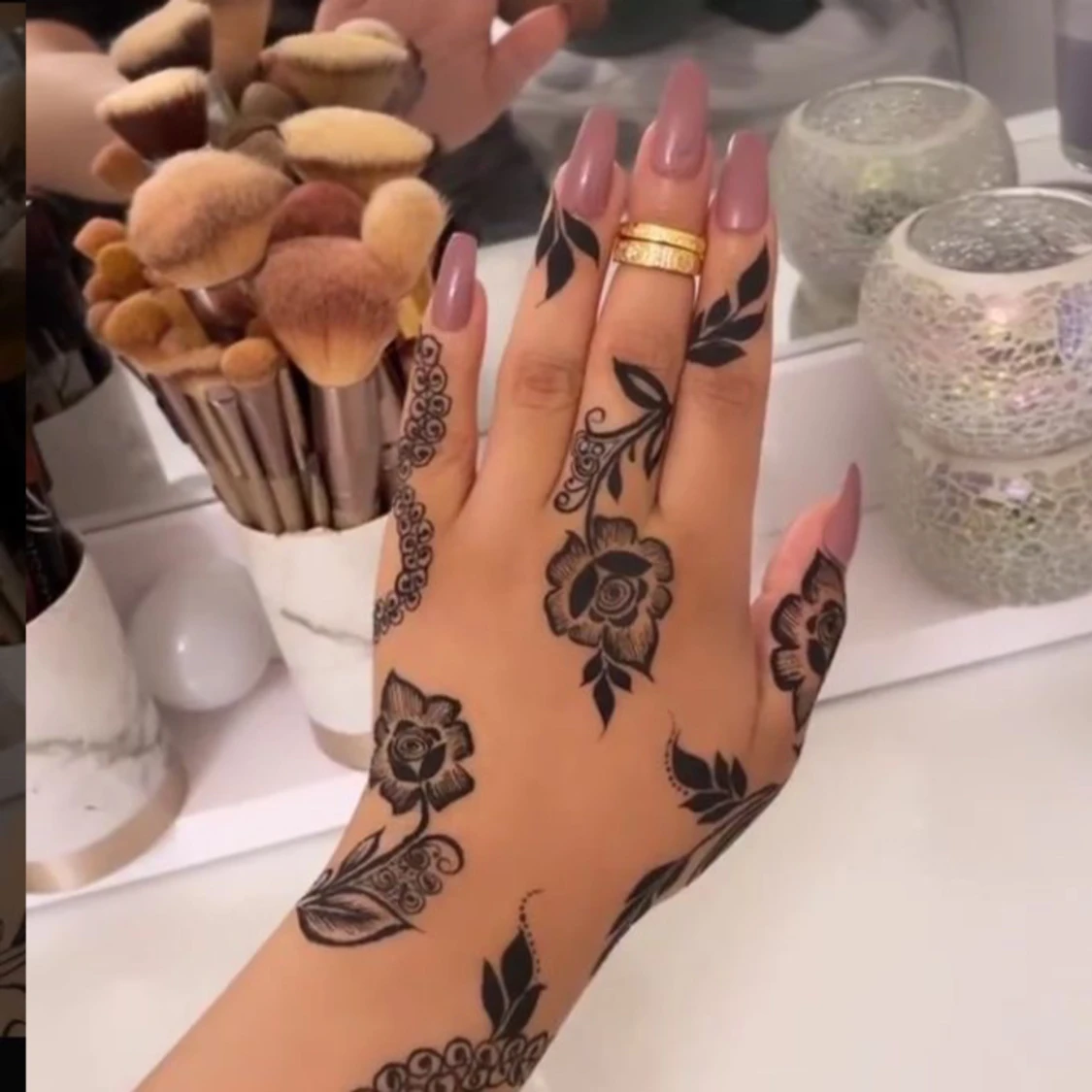 Henna artist 
