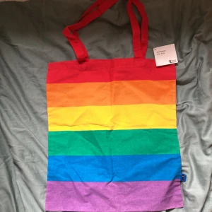 Pride tygväska🏳️‍🌈 nyskick - Helt oanvänd med lappen kvar. Ikoniska prideväskan från flying tiger som inte går att köpa längre. (Köpt 2021)