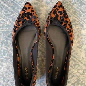 Leopard ballerinaskor - Såå snygga ballerinaskor med leopardmönster i felfritt skick! Storlek 39 och true to size. 