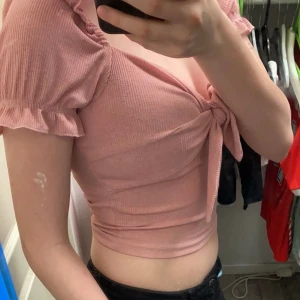 Rosa fin knyten t-shirt  - Använd sällan, väldigt snygg, sitter skit snyggt, skönt material 