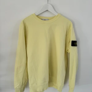 Gul Stone Island tröja - Fåtal använd tröja från Stone Island Storlek L, gul 