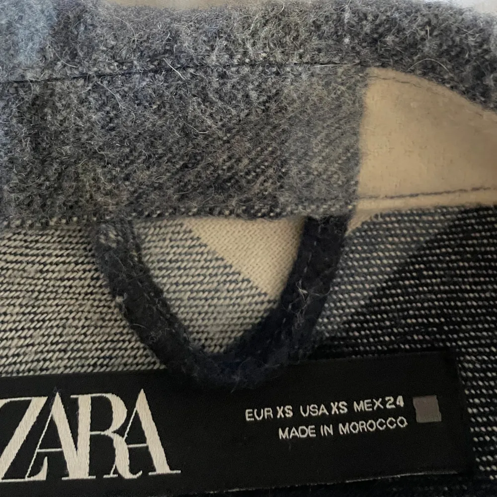 Enkel snygg vårjacka köpt från Zara för ca 3 år sedan! Använd, men i fint skick! . Jackor.