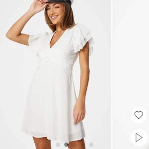 Student klänning - Säljer denna super fina studentklänning från bubbelroom. Den är endast testad så i väldigt bra skick. Säljer då den är för stor på mig köpt för 699 säljer för 300🫶