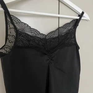 Topp med spets fram och rygg   - Skriv dm för frågor eller fler bilder. Pris kan diskuteras 