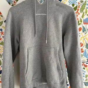 Säljer en riktig fet Sandro Paris hoodie i riktigt bra skick 🙌 Nypris ligger på runt 2700kr. Storleken är XS men skulle säga att den sitter mer som en S. Bara att skriva vid fler frågor🤝