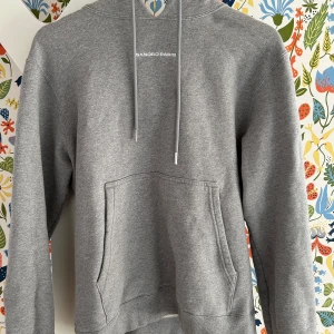 Sandro Paris hoodie - Säljer en riktig fet Sandro Paris hoodie i riktigt bra skick 🙌 Nypris ligger på runt 2700kr. Storleken är XS men skulle säga att den sitter mer som en S. Bara att skriva vid fler frågor🤝