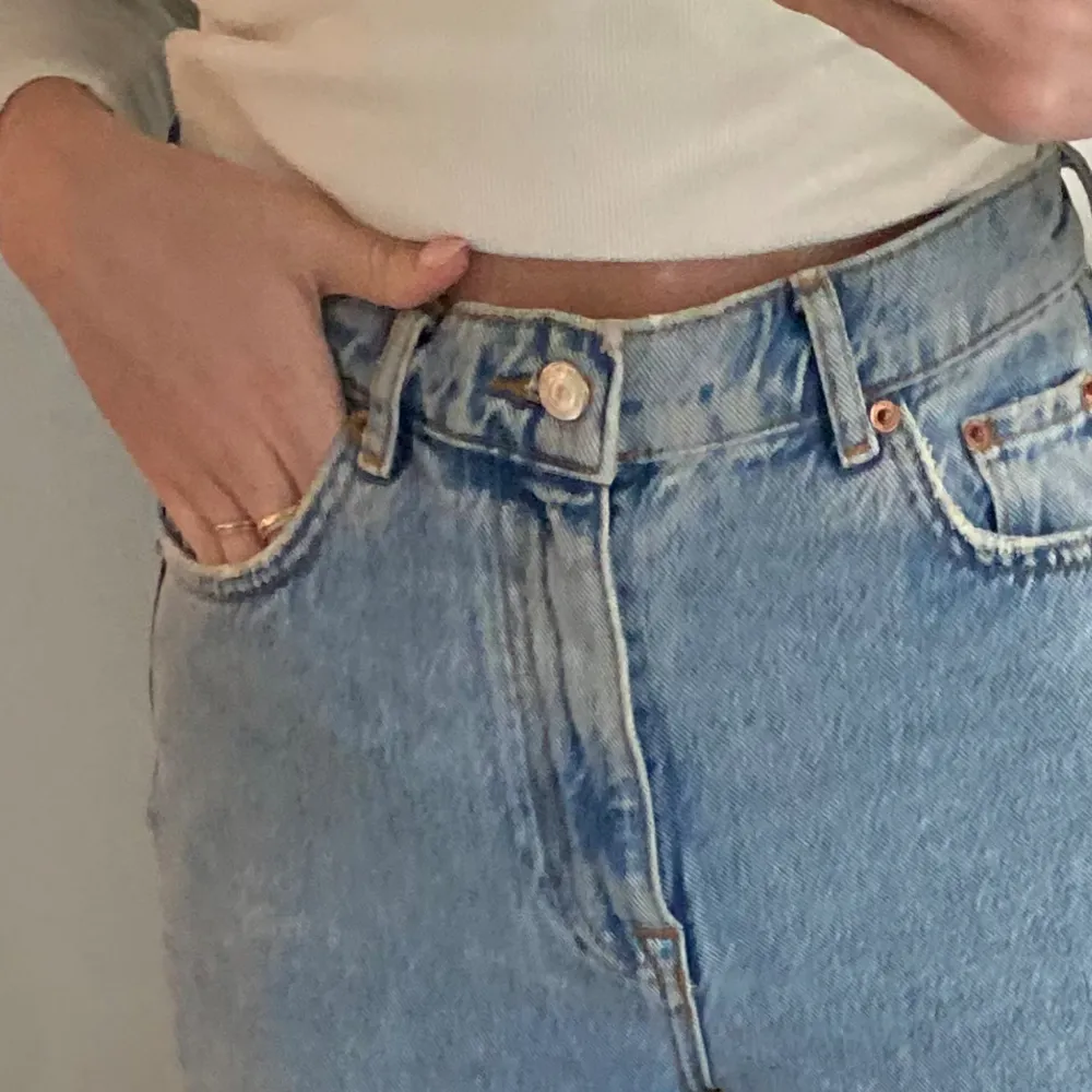 Zara jeans, raka i modellen. Funkar för TALL jag har 85 i beninnerlängd och de är perfekta på mig och någon cm längre. Men kan klippas av och så kan man anpassa till sin längd då dom är sydda raka och utan kant där nere. Jag är 174 för referens. . Jeans & Byxor.