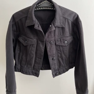Jeansjacka  - Säljer min jeansjacka från Ginatricot, den är i storlek XS och sitter jättesnyggt. Jättefint skick! Perfekt nu till våren/sommaren! Köparen står för frakt och det är bara att skriva ifall fler frågor💞