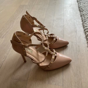 Högklackade skor  - Ljusrosa klackar. Använda 1 gång till ett bröllop. Storlek 38.